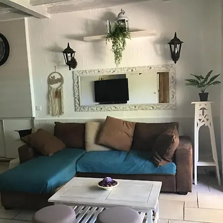 Rez De Villa Tout Confort Dans Ancien Monastere Apartman Fréjus